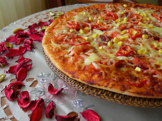 İnce Pizza Hamuru Tarifi ve Malzemeleri pizzatarifi.gen.tr